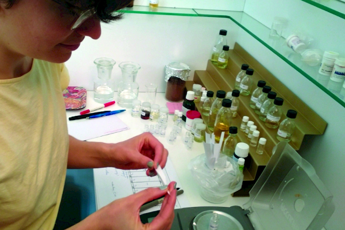 Projektinitiantin, Priscille Jotzu, beim Komponieren eines Duftstoffs aus ätherischen Ölen.